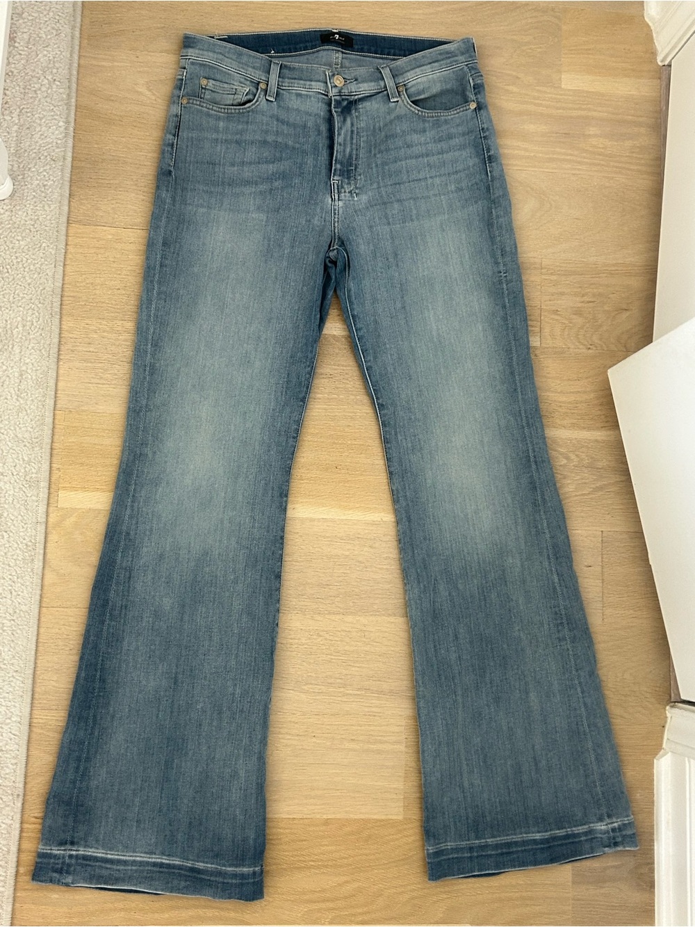 7 For All Mankind- DOJO-
Women's Ligjht-Medium Wash Flare Jeans